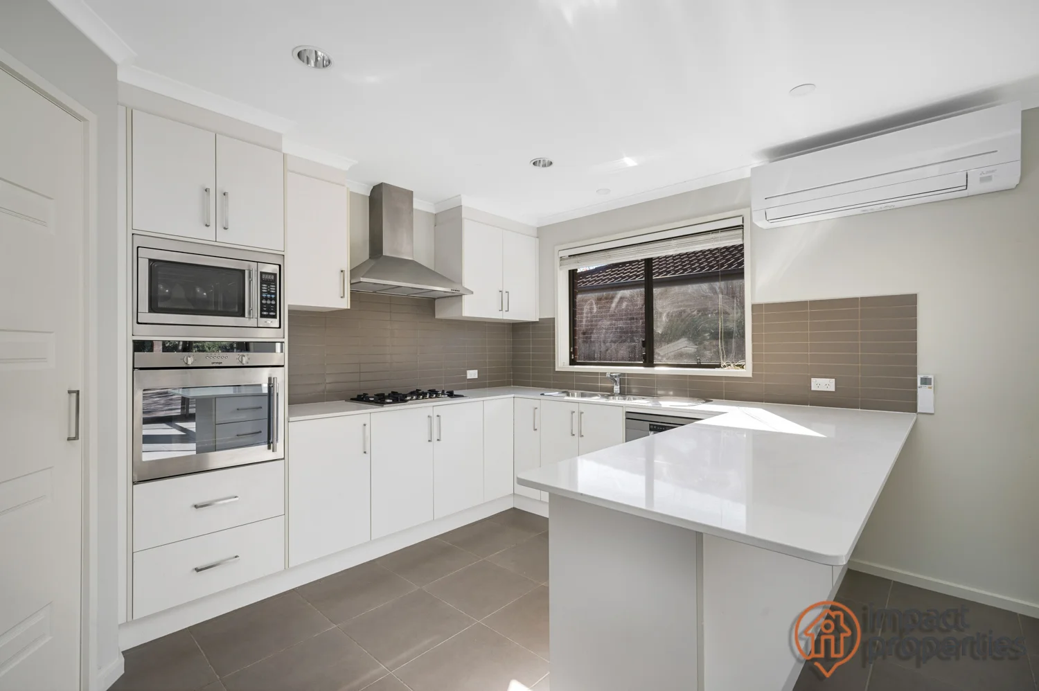 Photo of 4 Clendinnen Street, Dunlop ACT 2615