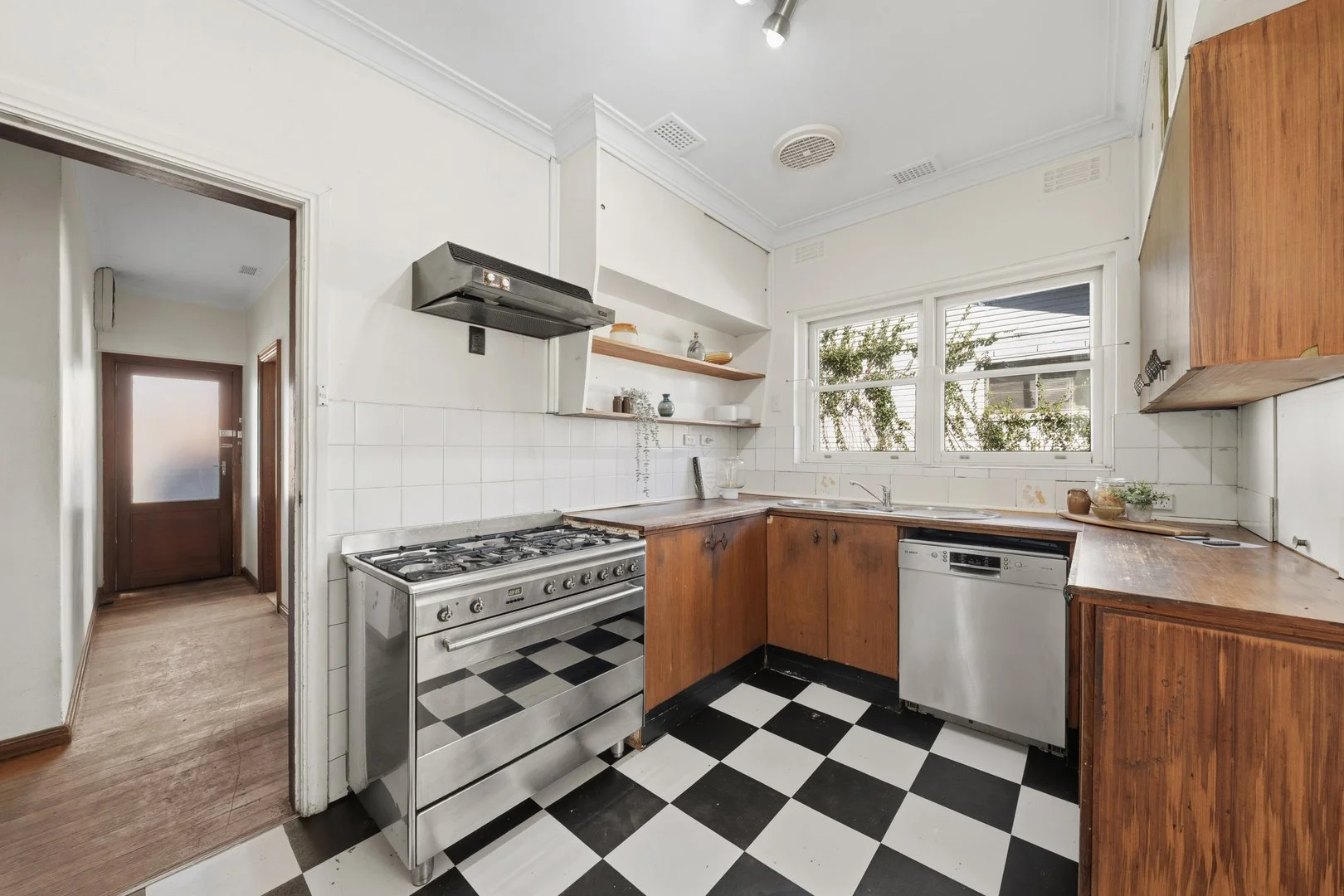 Photo of 104 Hopetoun Circuit, Yarralumla ACT 2600